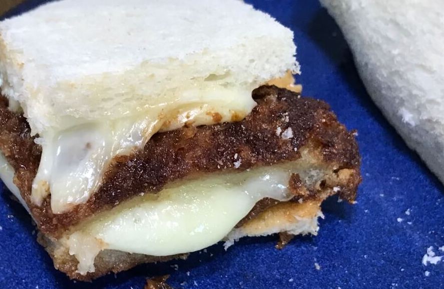 전자레인지에 돌린 후 치즈가 늘어나는 모습입니다.