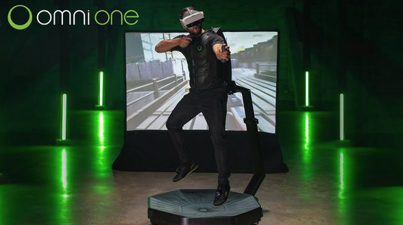 조끼를 입고 VR스탠드 위를 뛰어다는 남자