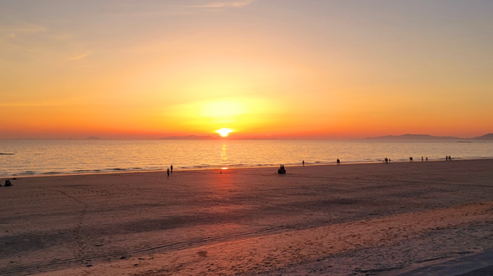 노을이 붉게 물든 보령 대천해수욕장의 아름다운 저녁 풍경과 수평선 낙조