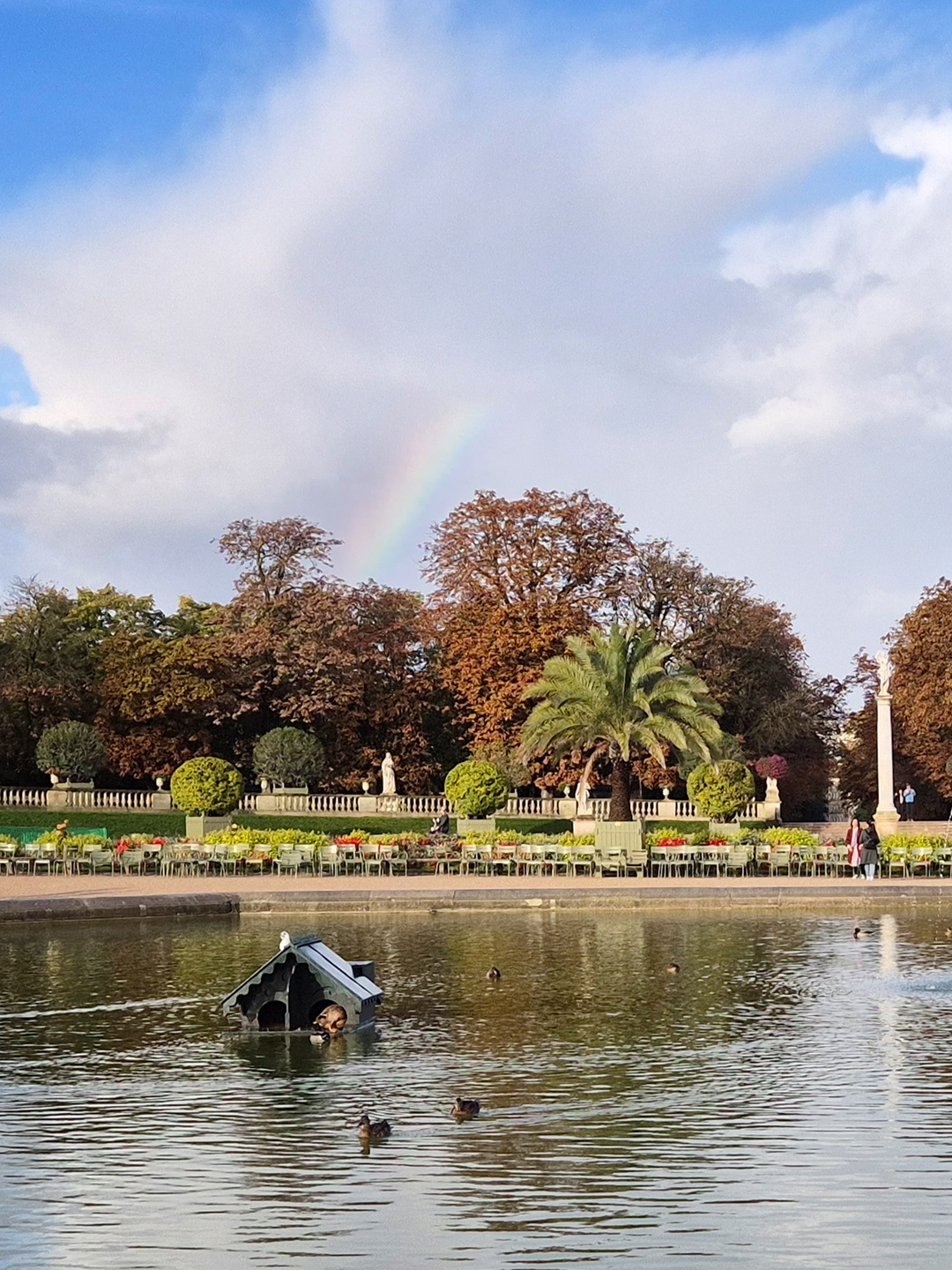 흰 구름 사이로 무지개가 보이는 뤽상부르 정원