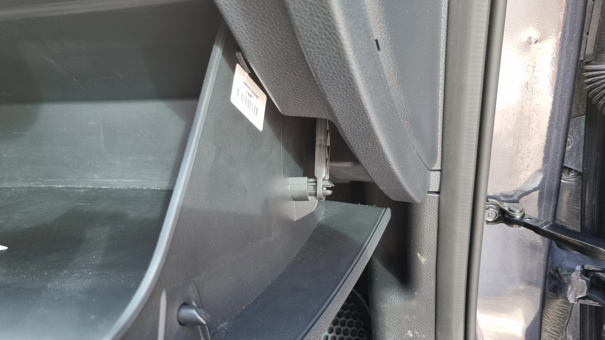 글로브박스 지지대