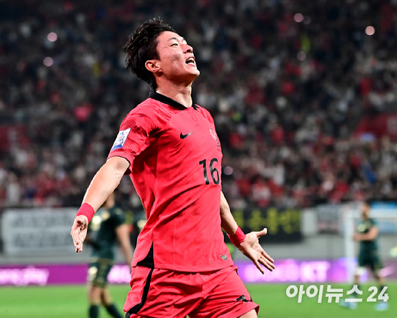 불법 촬영 혐의를 받고 있는 축구선수 황의조(32&middot;알란야스포르) 측이 수사 정보 유출을 이유로 경찰에 수사관 기피 신청서를 제출했다. 위 사진은 황의조가 지난해 10월 13일에 서울월드컵경기장에서 치러진 튀니지 축구 국가대표 평가전에서 골을 넣고 기뻐하는 모습. [사진=곽영래 기자]