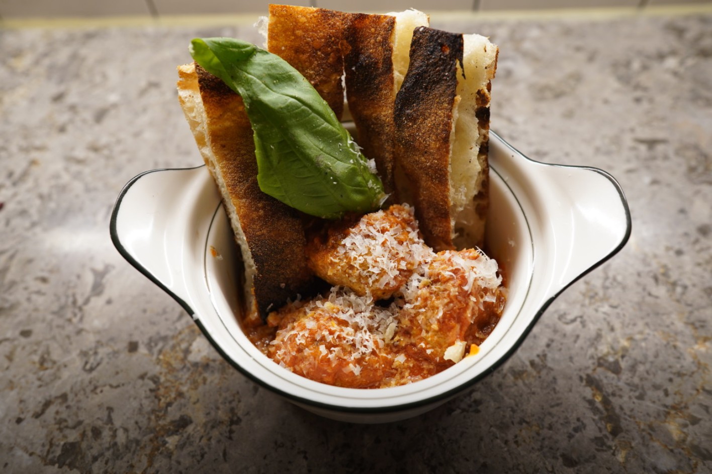 서울에서 만나는 정통 로마식 조각 피자, 신사 라모따 리뷰