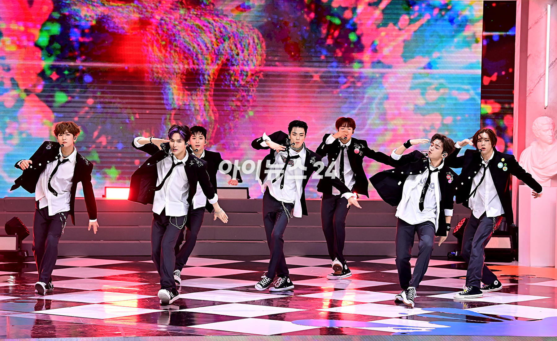 그룹 휘브(WHIB)가 8일 오후 서울 상암동 SBS프리즘타워에서 열린 싱글 1집 'Cut-Out'(컷-아웃)을 발매 기념 쇼케이스에 참석해 포토타임을 갖고 있다. [사진=곽영래 기자]