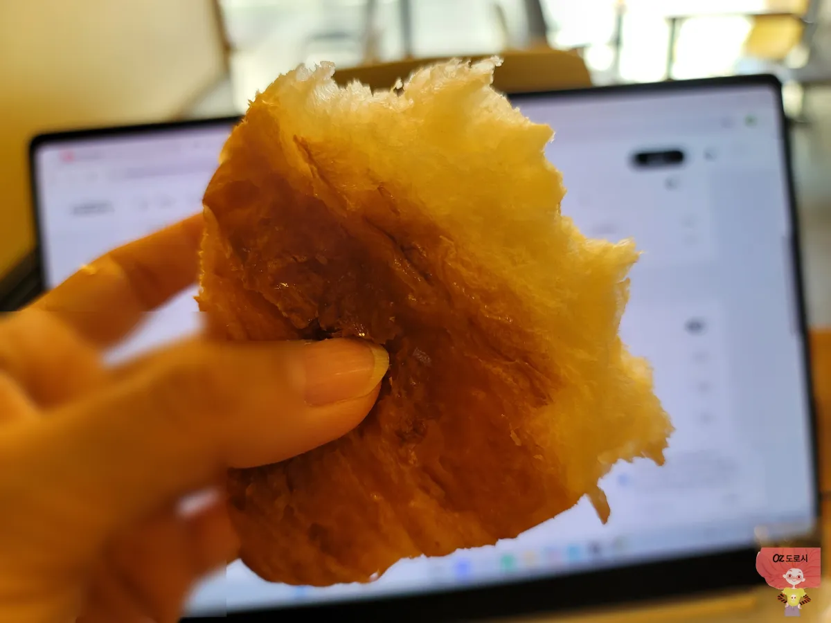 파리바게트-먹다남은-크루아상-손에-들고-사진한장-찰칵