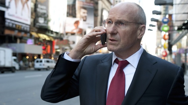 전화를 받고 있는 재무장관 헨리 폴슨 사진