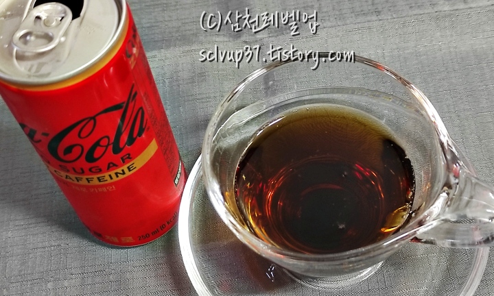 잔에 따른 코카콜라 제로 제로