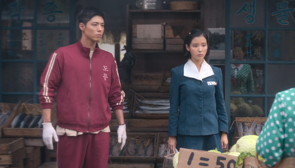 시장에서 서있는 소년과 소녀