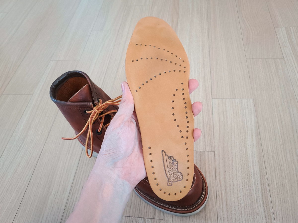 푹신하고 부드러운 가죽 인솔이 들어있는 것이 특징.