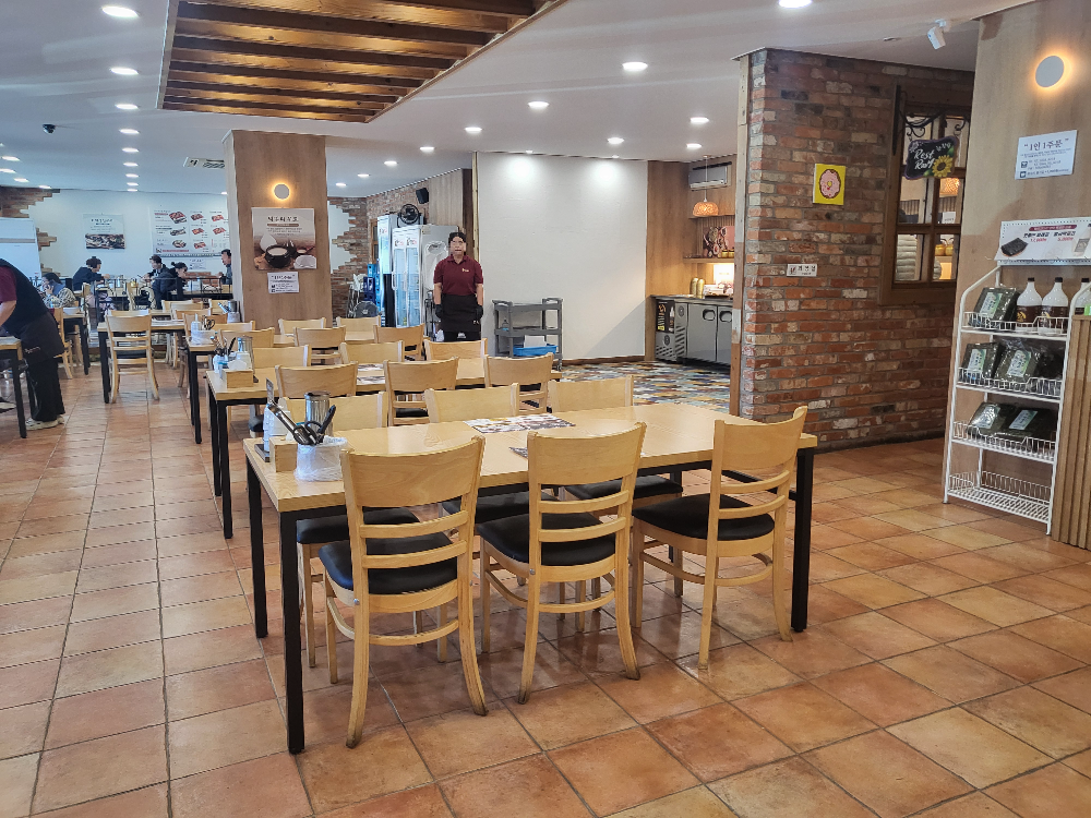 황금코다리 플러스 거제점 내부테이블과 의자 2