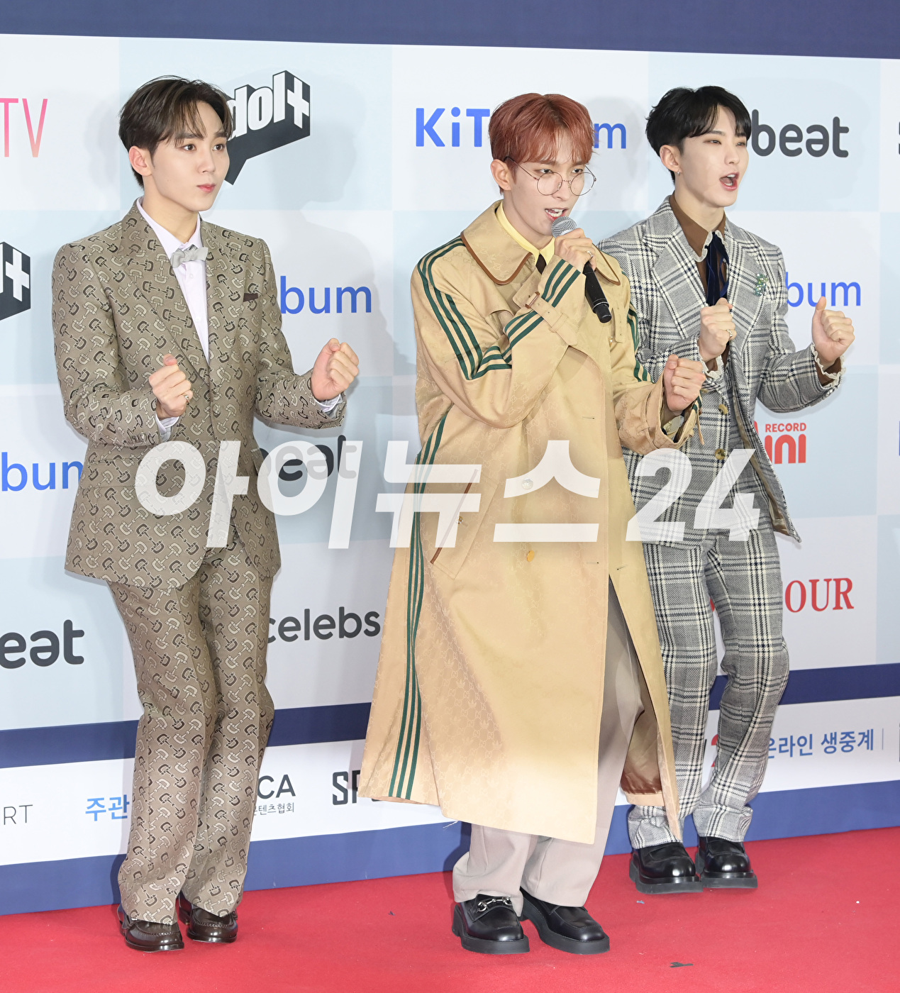 그룹 세븐틴의 스페셜 유닛 부석순(승관, 도겸, 호시)이 18일 오후 서울 송파구 올림픽공원 KSPO DOME에서 열린 '써클차트 뮤직 어워즈 2023' 포토월 행사에 참석하고 있다. [사진=정소희 기자]