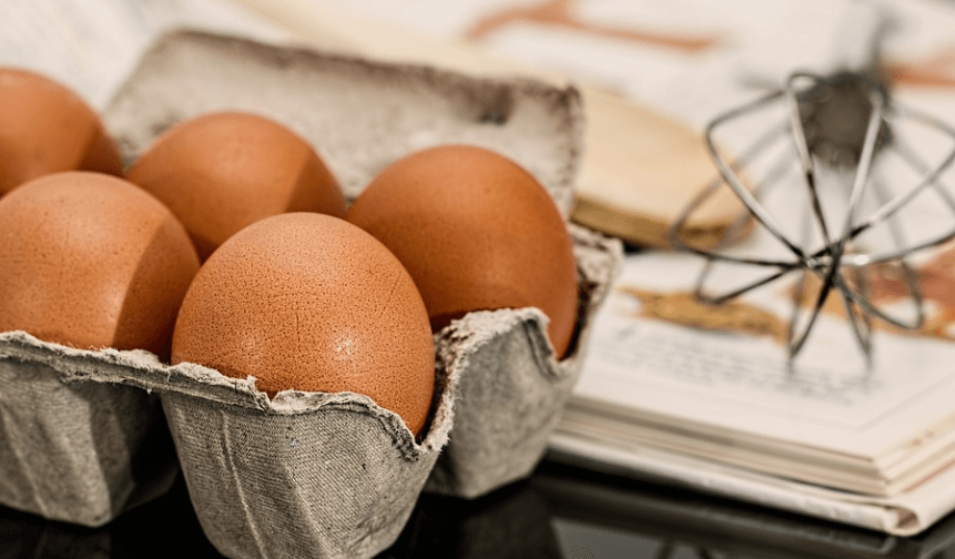 테이블 위에 놓여 있는 달걀들