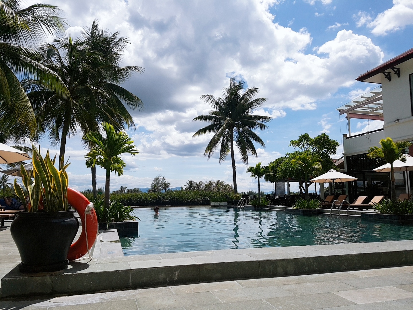 베트남 호이안 비치 리조트 수영장 모습