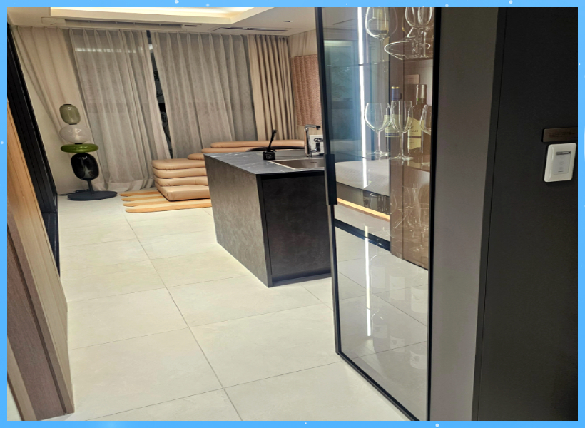 단지 외관은 유리 비중이 높은 선형 구조로 구성되어 있으며, 서초대로를 따라 형성된 건물군 사이에서 수직적인 외곽 라인이 강조된 형태