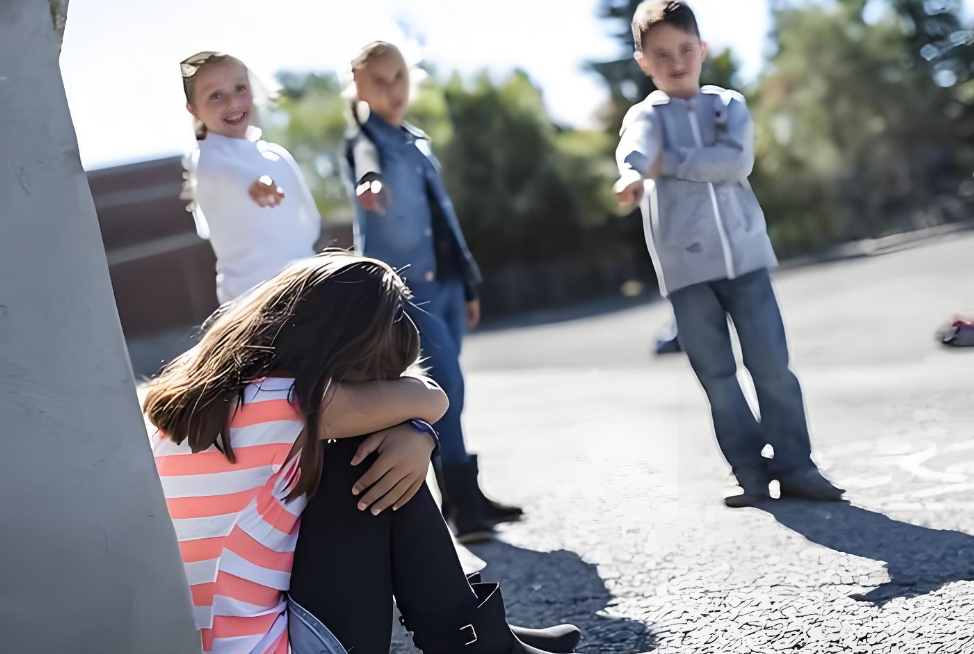 여러학생들이한여자아이를손가락직하며놀리는사진