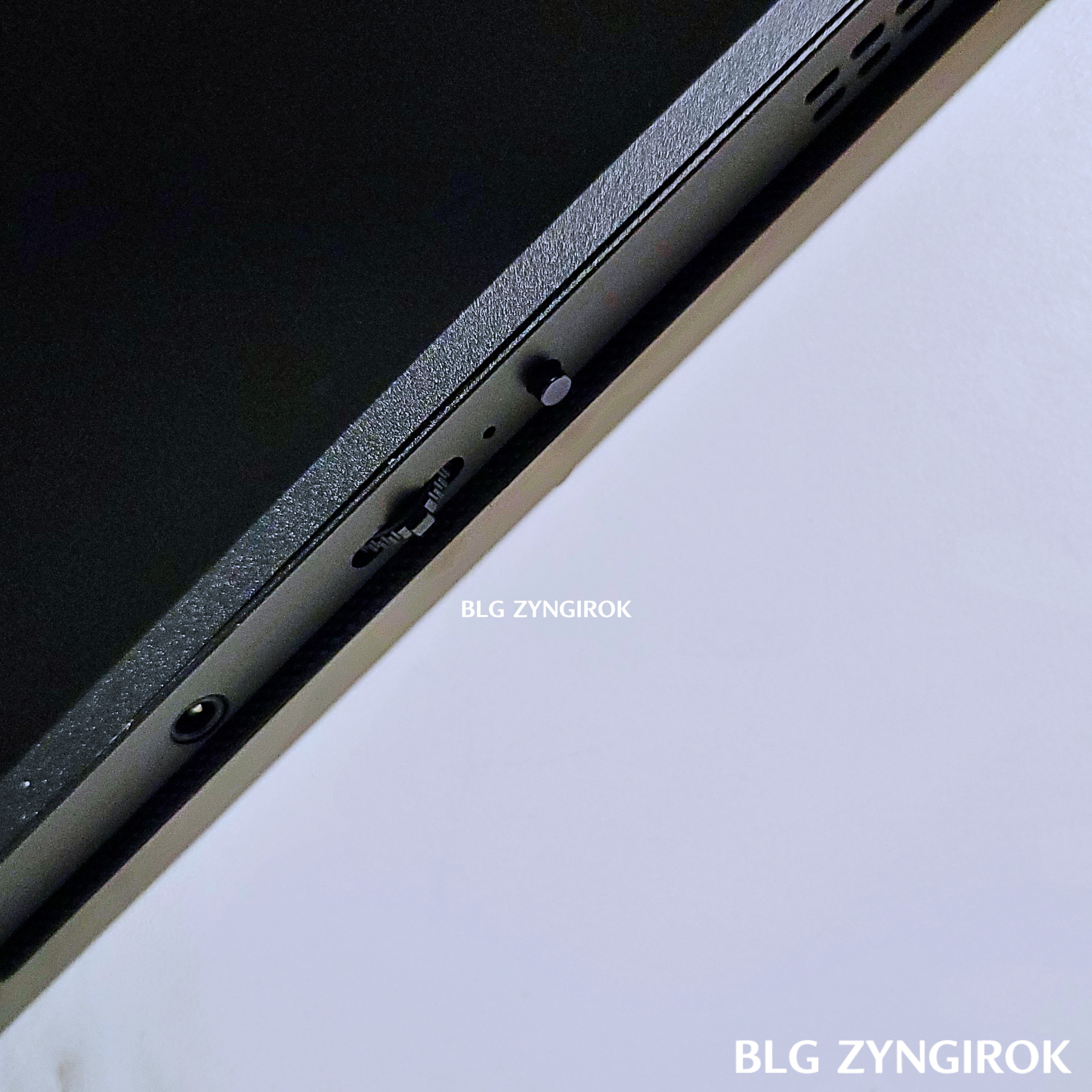 카멜 휴대용 모니터 전원 버튼과 조작용 휠 이어폰 홀 모습이다.