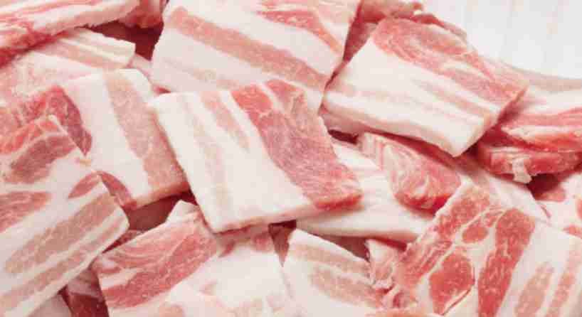 냉장고에서 냉동고기 꺼내는 모습