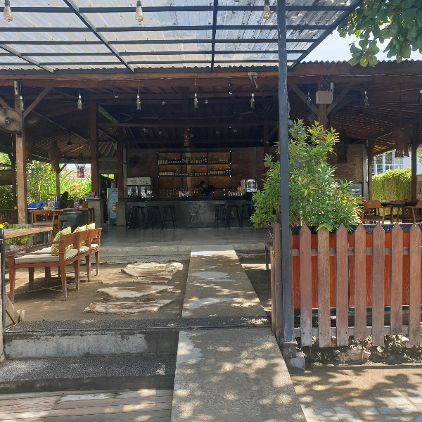 BeachGarden Bar & Restaurant 중앙 플로어 앞쪽 의자. 낮