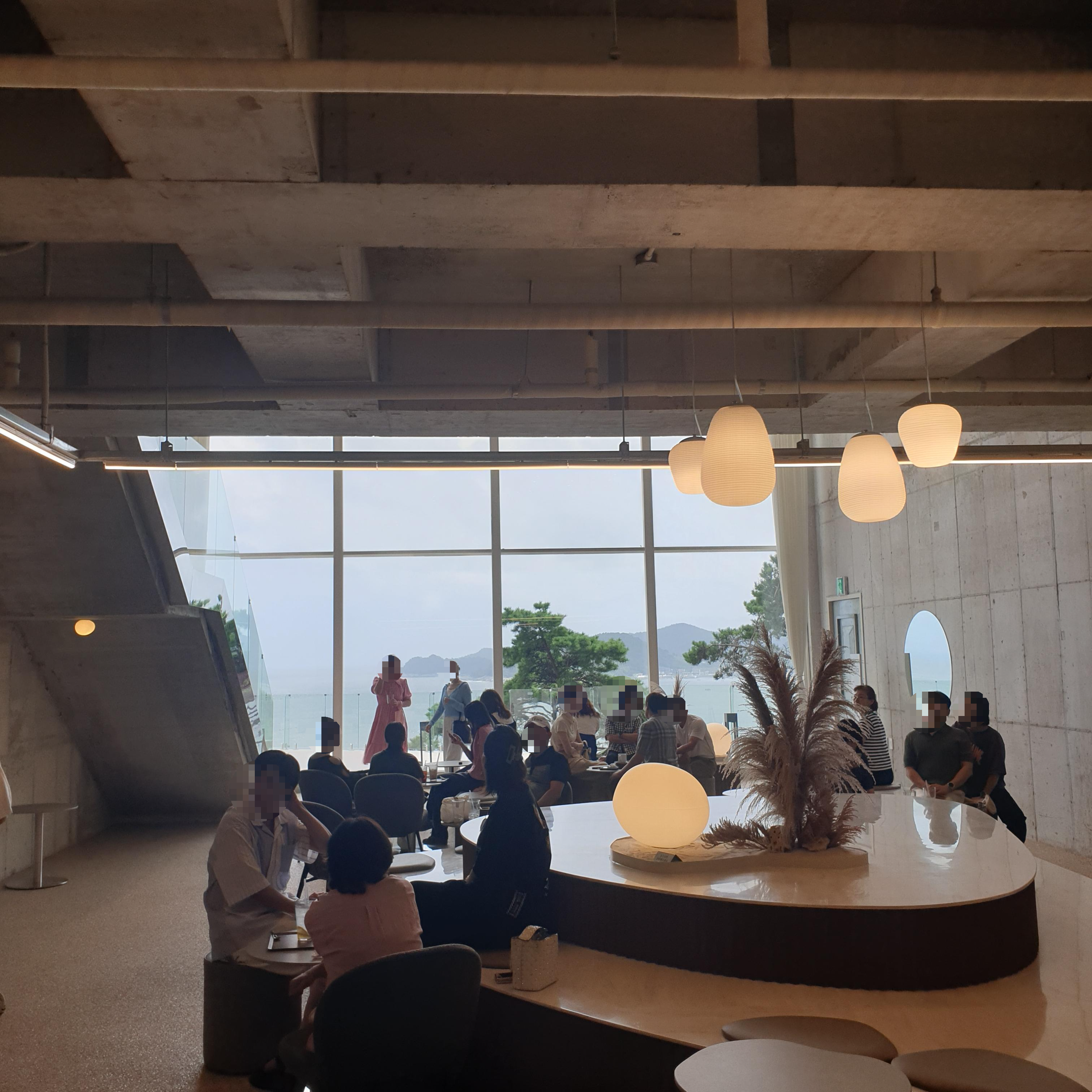 여수 카페 투어: 뷰카페 모이핀 오션(MOIFIN OCEAN) 소개_1층 오션뷰 좌석