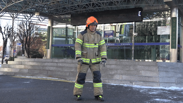 빙판길 낙상 사고가 끊이지 않는 가운데, 한 소방관의 슬릭백(공중부양 춤) 영상이 화제가 되고 있다. [영상=유튜브 채널 '소방관 삼촌']
