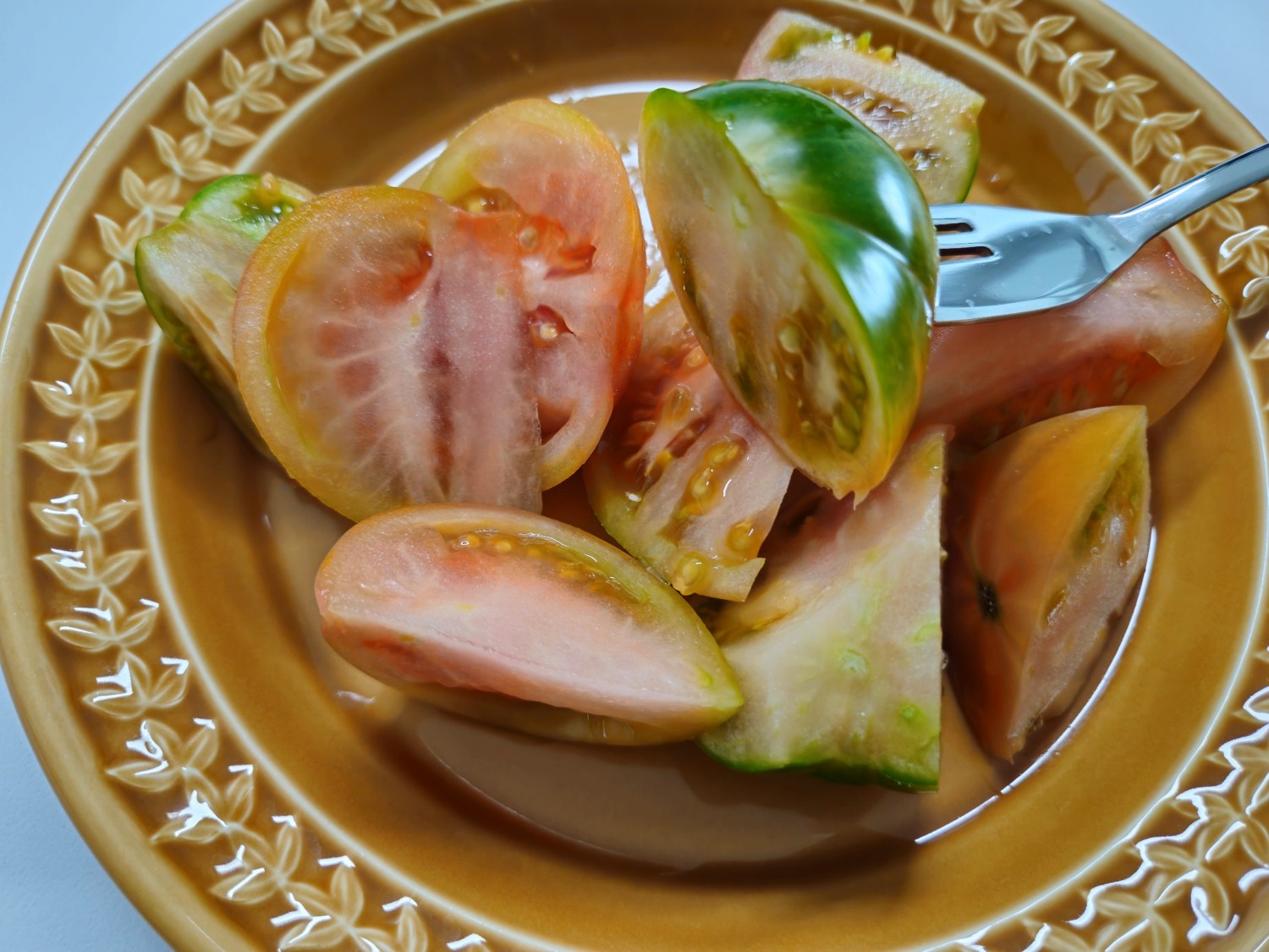 포크로 짭짤이 토마토를 찍어 들어 올린 모습