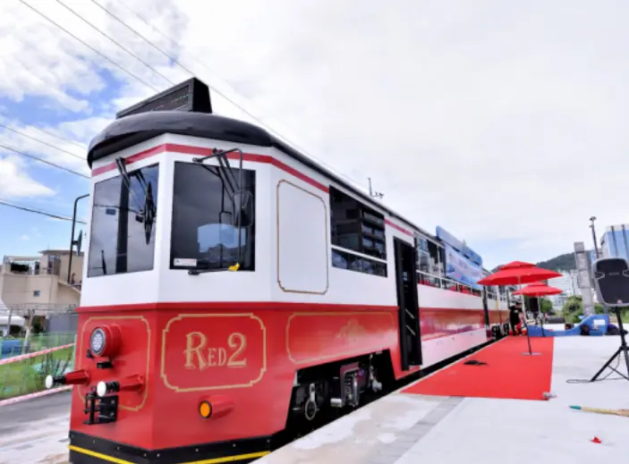 정거장에 정차해 있는 빨간기차