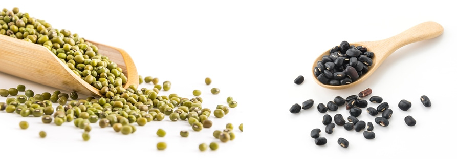 왼쪽 사진은 하얀 바닥에 대나무를 반으로 잘라 만든 나무숟가락으로 완두콩을 가득 담아 놓고 바닥에 완두콩을 흩어 놓은 사진이고, 오른쪽 사진은 나무숟가락에 검은콩을 가득 담아 놓고 바닥에 검은콩을 조금 흩어 놓은 사진