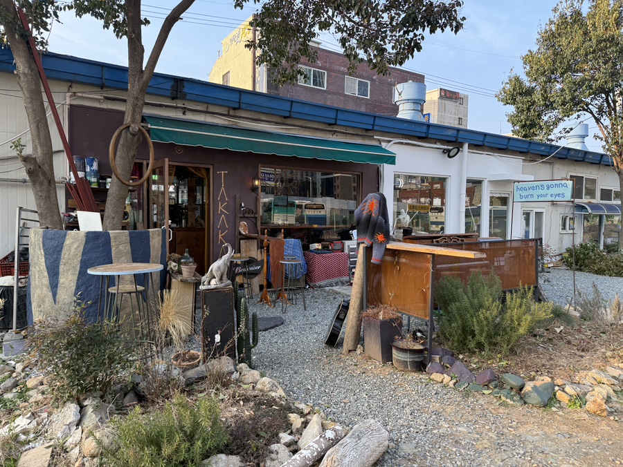 부산 해운대 해리단길 카페 타카카 야외 좌석 사진, 감성적인 거리 분위기를 즐길 수 있는 테라스 공간 모습