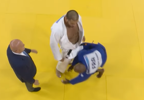 몸으로 튕겨내며 재차 넘어뜨리는 행위