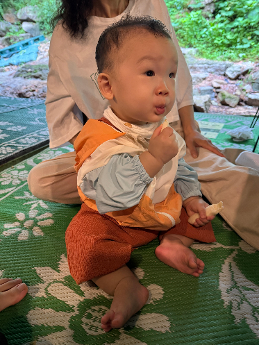 장흥계곡에서 떡뻥을 맛있게 먹고 있는 찬솔이 사진