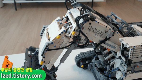 립헬R 9800 엑스케베이터의 팔 움직임