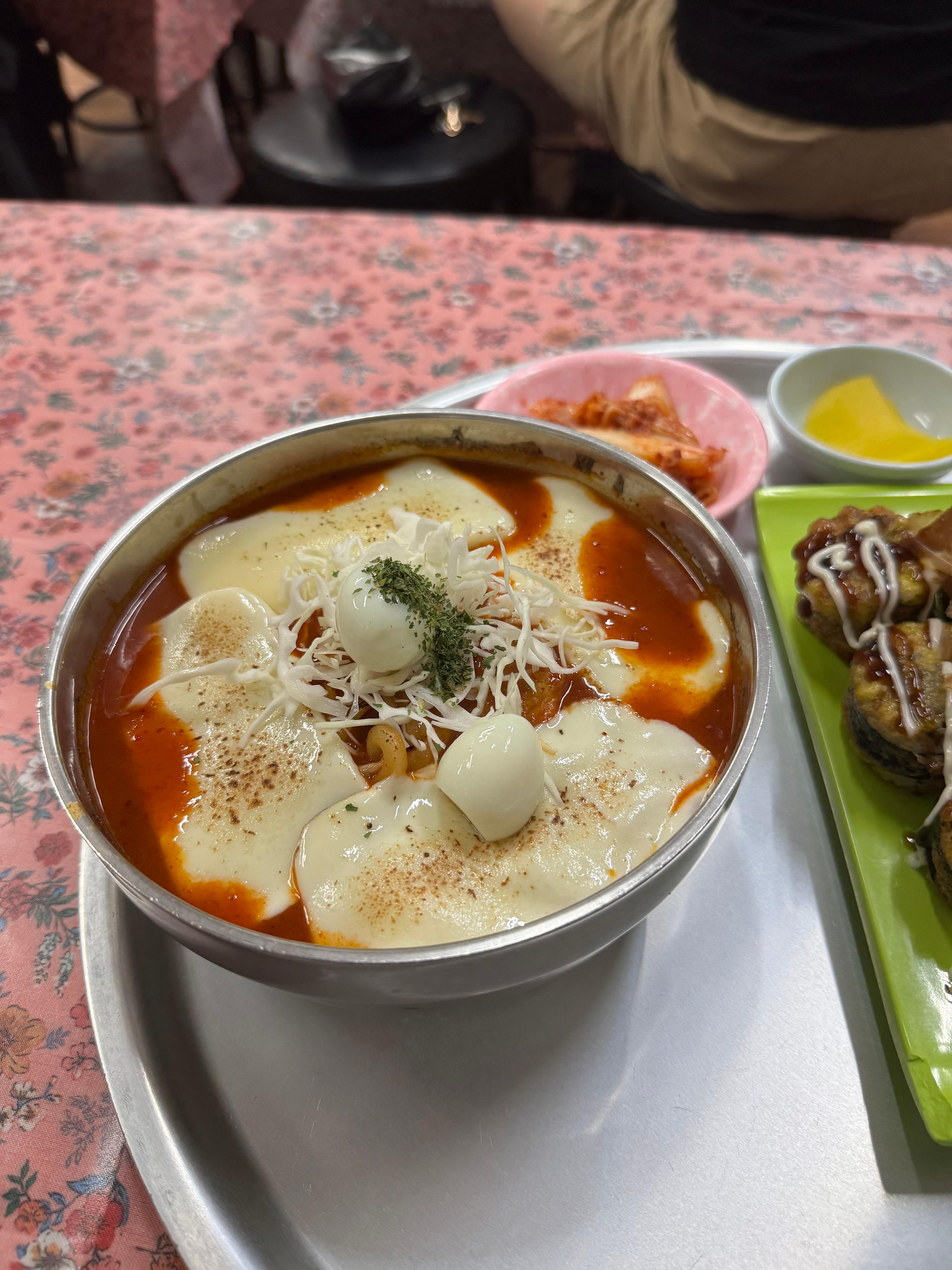 토치로-구운모짜렐라치즈가-올라간-국물우동볶이