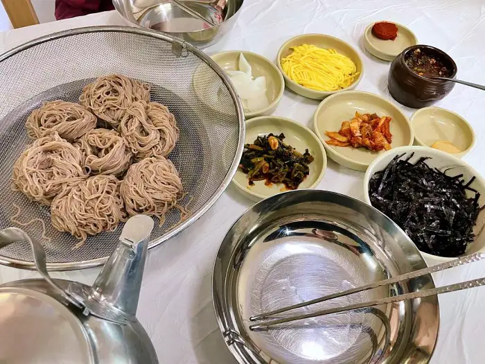 토요일은 밥이좋아 토밥좋아 강원 평창 고명 조합해 먹는 공이 메밀국수 맛집