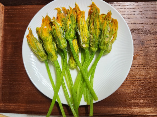 완성된 호박꽃 만두