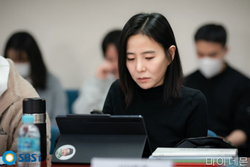 검은 상의를 입고 있는 드라마 마이 데몬의 신 비서