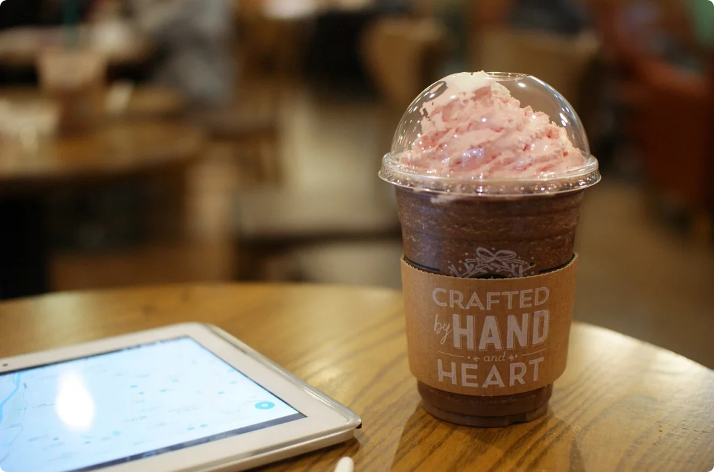 스타벅스에서 차가운 음료를 주문했다.