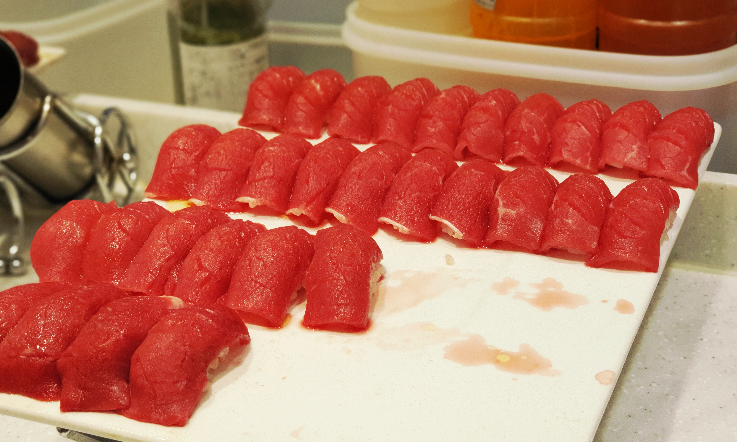 붉은-빛이-도는-초밥