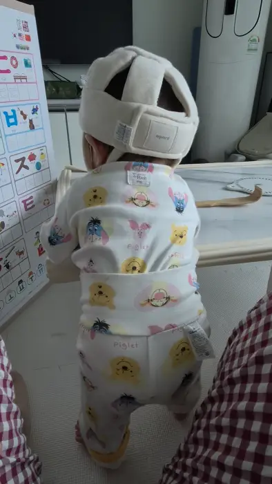 테이블 잡고 서서 노는 아이