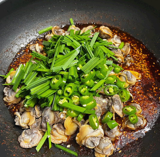 발라낸 꼬막 살 넣고 무치기 1