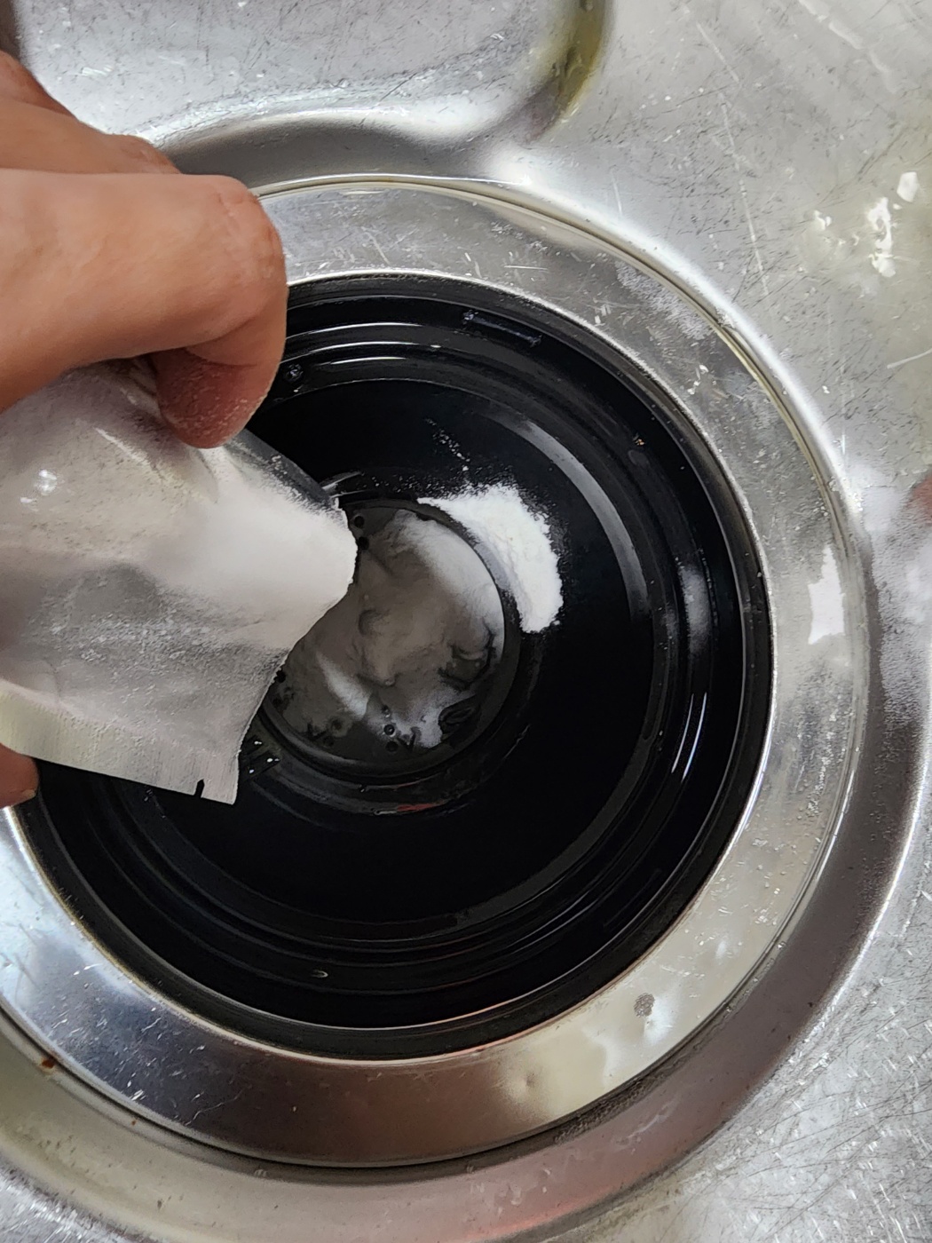 효소가루를 그대로 배수구에 부어줍니다.