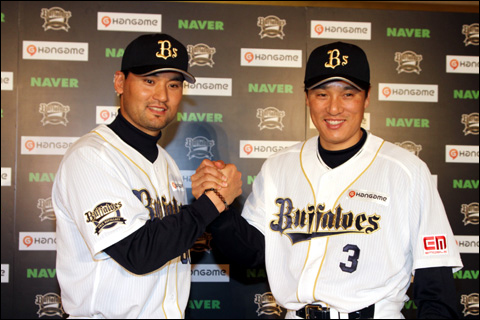 오릭스 시절, 국민타자 이승엽(우)과 코리안특급 박찬호(좌)가 하이파이브를 하고있다