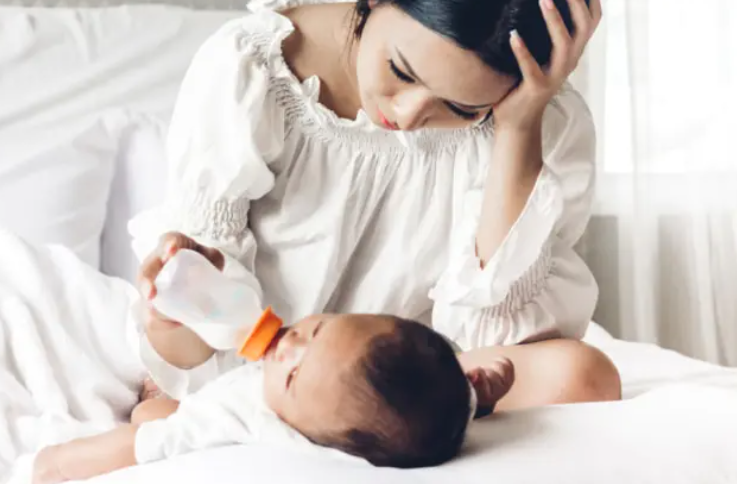 신생아에게 우유를 주고있는 엄마