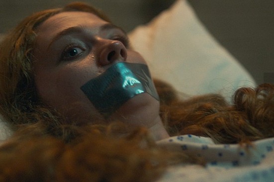 소녀가 입에 테이프 감긴채 누워있는 모습