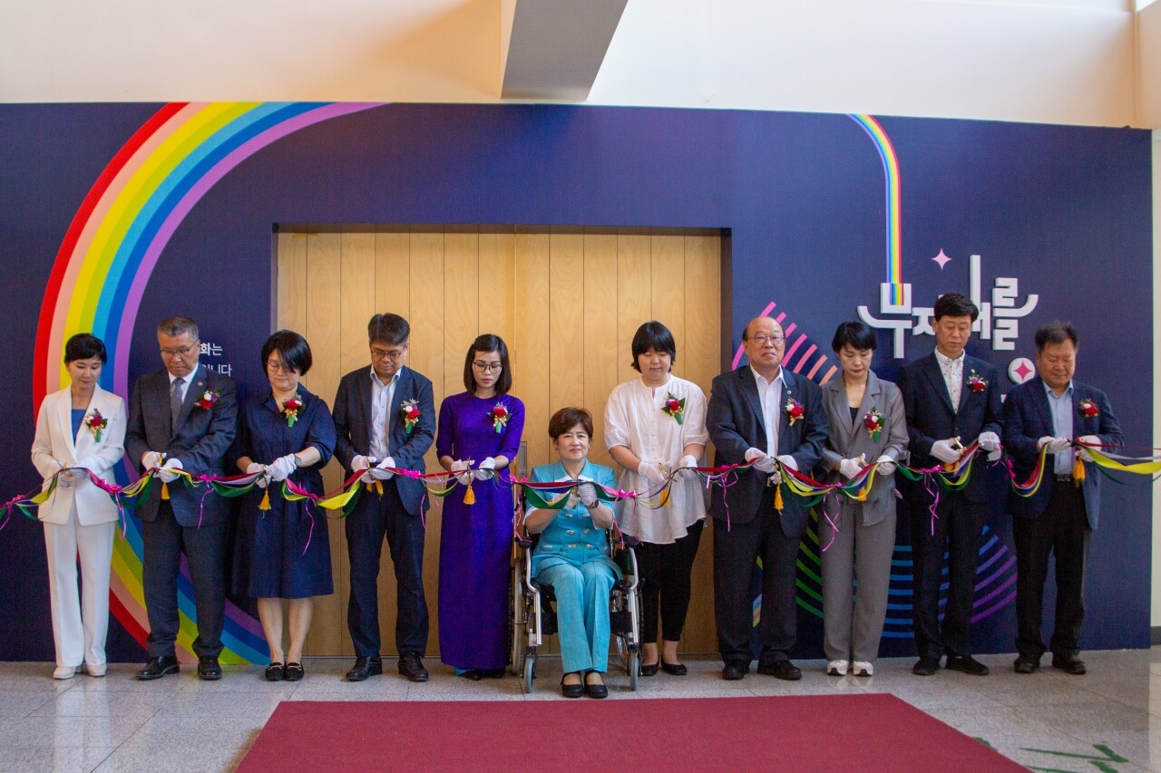 무지개를 타고 온 사람들 테이프 컷팅