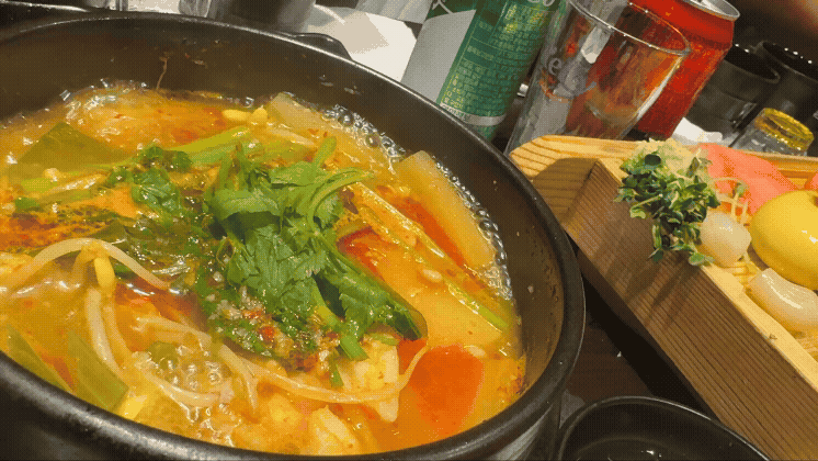 물고기 자리 논현점 숙성회 코스에 포함된 매운탕. 진한 국물에 각종 야채와 고추기름이 어우러져 뜨겁게 끓고 있는 모습.