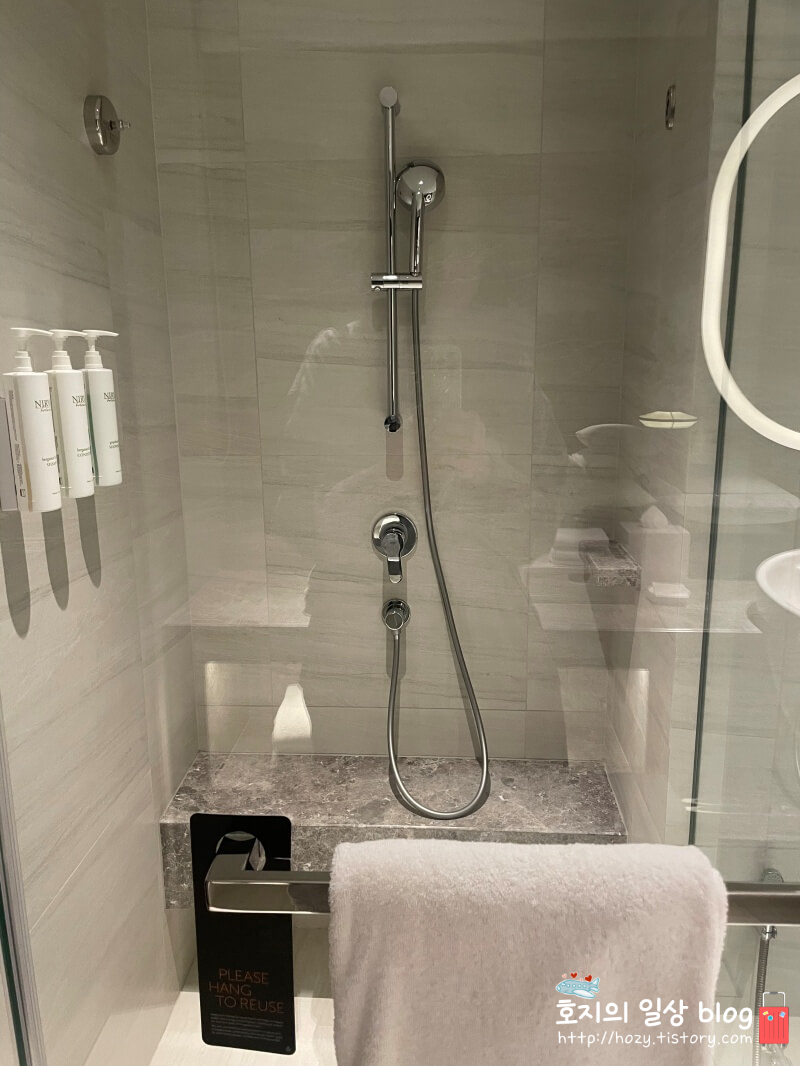 방콕 코트야드 메리어트 에어포트 디럭스룸 욕실 샤워룸