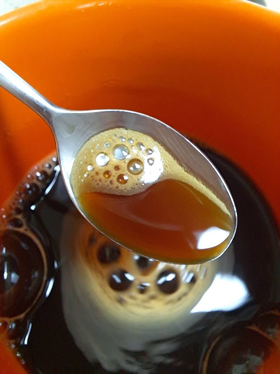 커피스푼 위 크레마