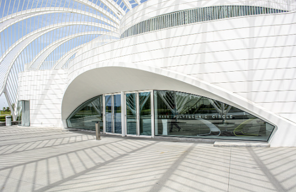 대학교 건물 입구 사진