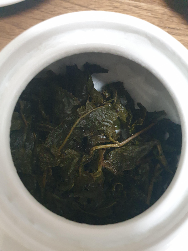 세 번 우린 우롱차 잎. 잎이 넓게 펴져있다.