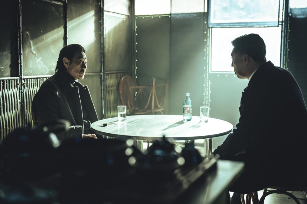 넷플릭스 드라마 광장에서 이주운 역을 맡은 허준호의 대면 장면 스틸 컷